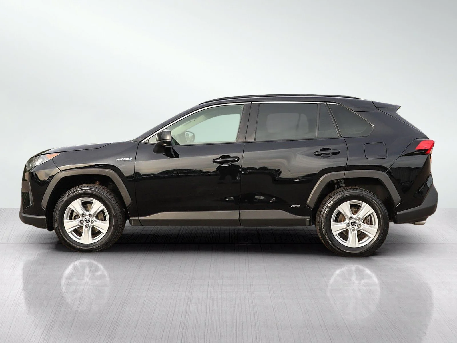 Used 2019 Toyota RAV4 LE with VIN JTMLWRFV6KD021580 for sale in Roseville, Minnesota
