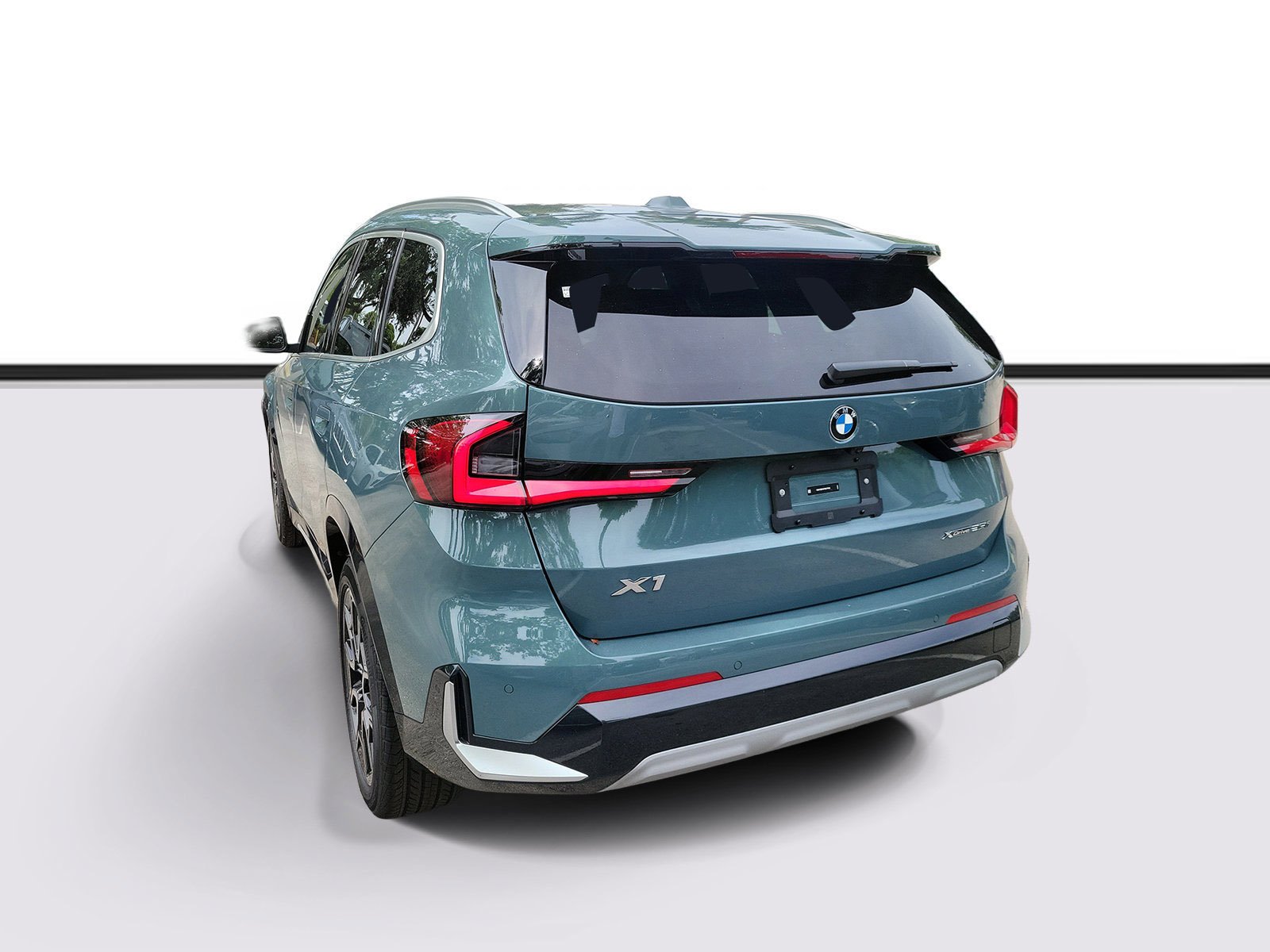 New 2026 Cape York Green Metallic BMW xDrive28i image 3