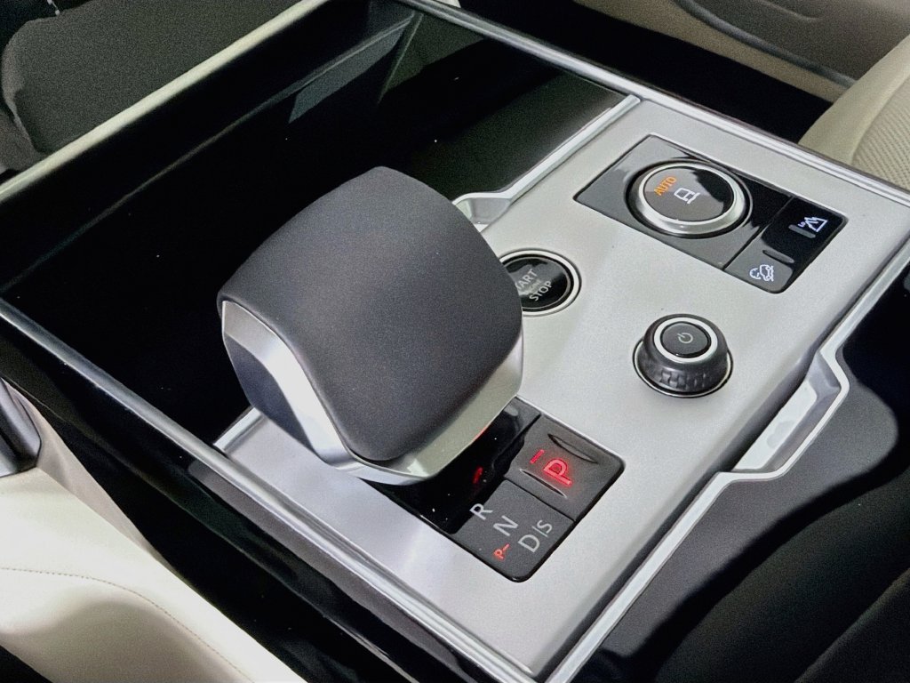 New 2027 Santorini Black Land Rover SE image 17