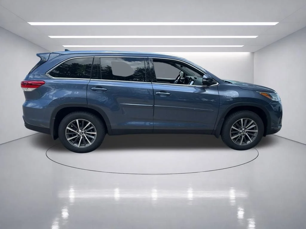 Used 2019 Shoreline Blue Pearl Toyota XLE image 9