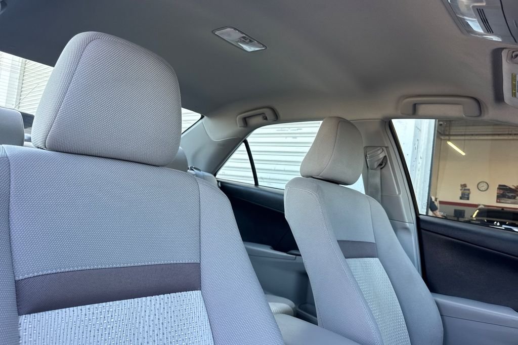 Used 2014 Silver Toyota LE image 20