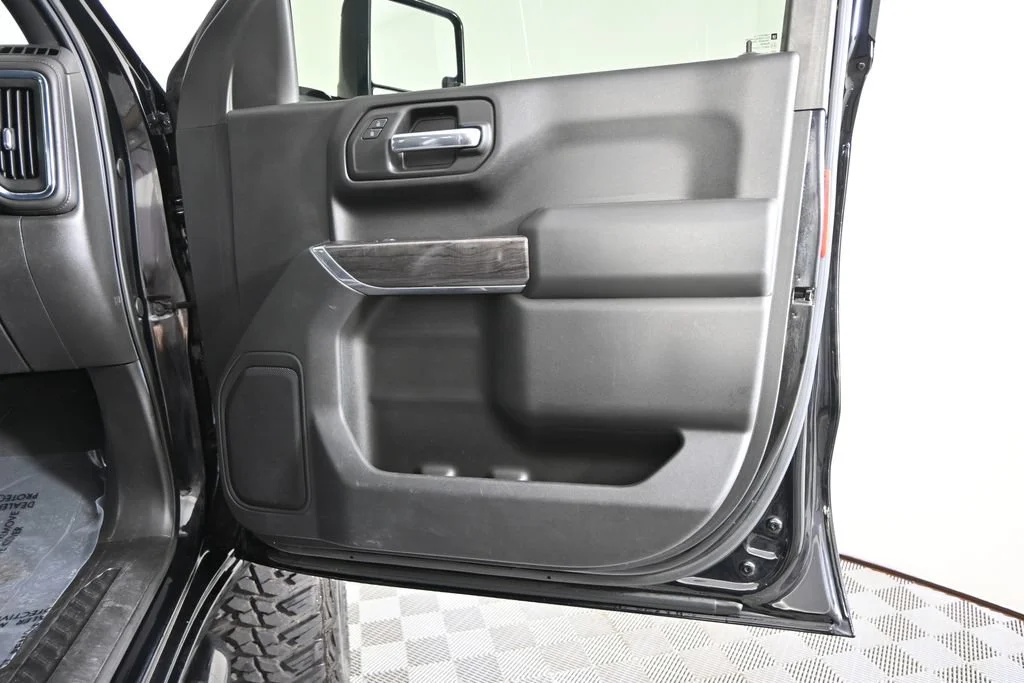 Used 2019 BLACK Chevrolet Custom Trail Boss image 13