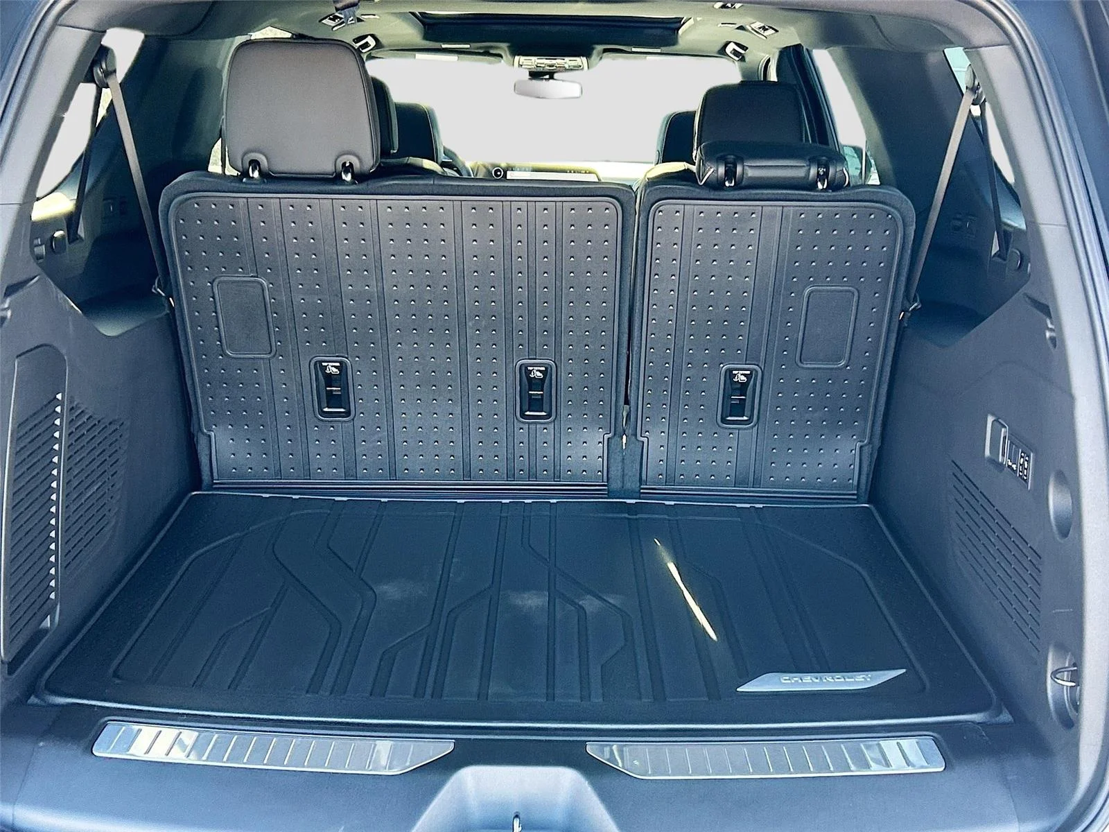 2026 Chevrolet Suburban Premier - Photo 28