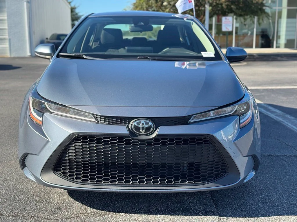 Used 2022  Toyota LE image 4