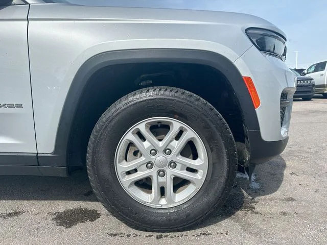 Used 2023 Silver Jeep Laredo image 12