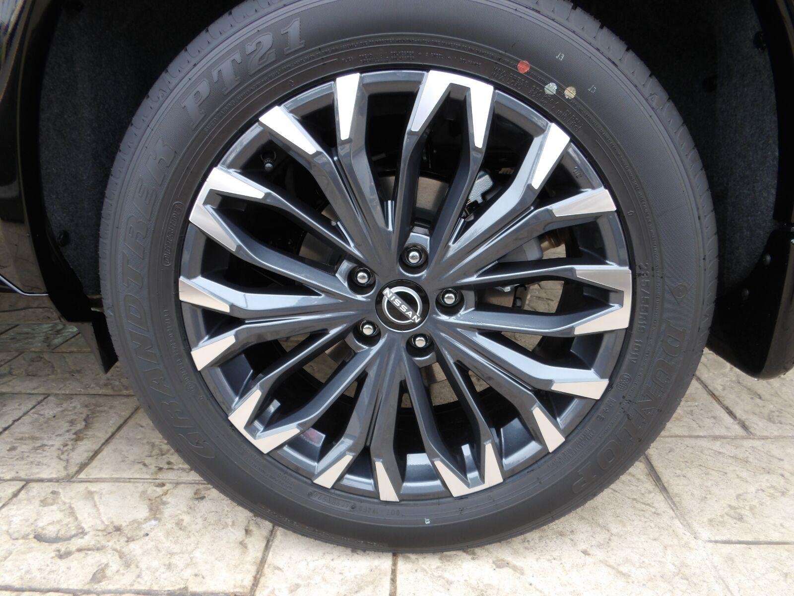 New 2026 Champagne Silver Metallic / Super Black Two-tone Nissan Platinum image 10