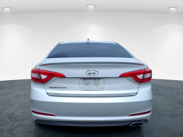 Used 2015 Silver Hyundai SE image 18