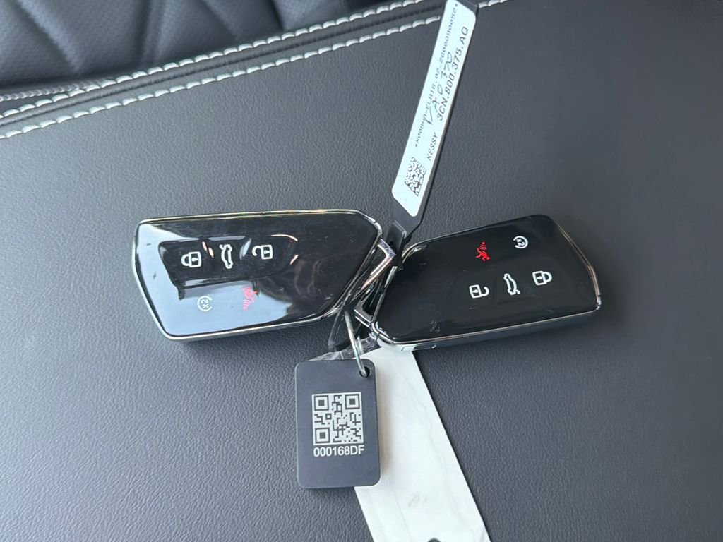 Used 2026 White/off-white Volkswagen SE w/Technology image 25