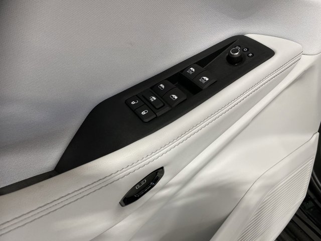 New 2026 Diamond Black Crystal Pearl-Coat Exterior Paint Jeep Laredo image 22