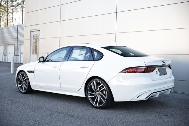 New 2024 Fuji White JAGUAR P300 R-DYNAMIC SE AWD image 8