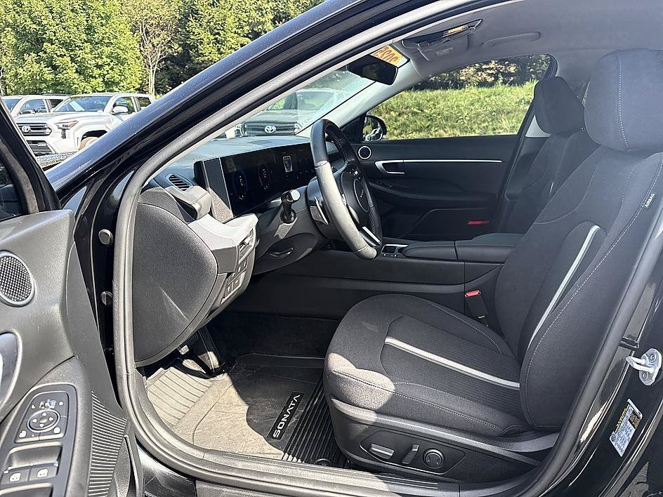 Used 2025 Abyss Black Hyundai SEL image 11