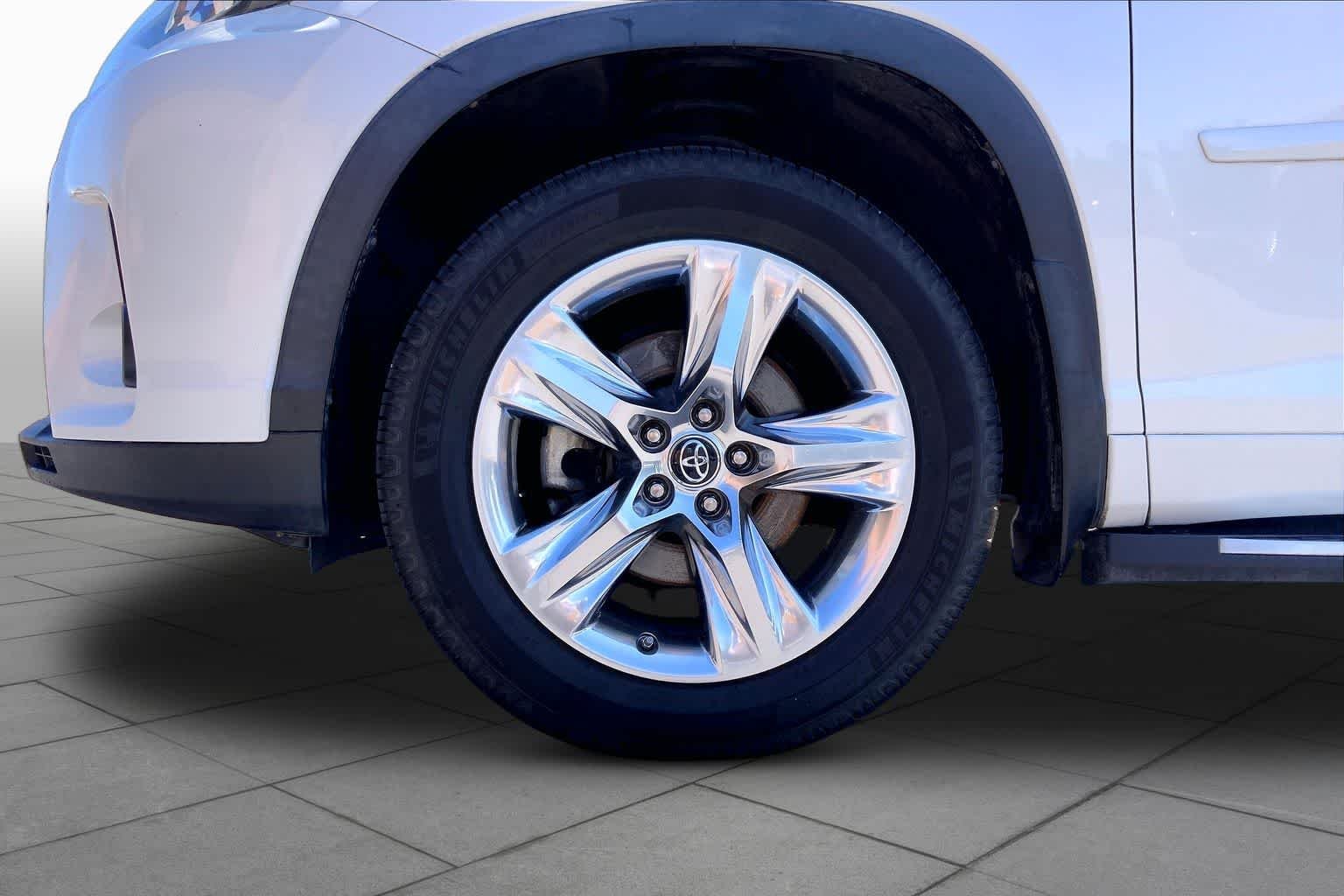 Used 2019 Blizzard Pearl Toyota Limited image 11