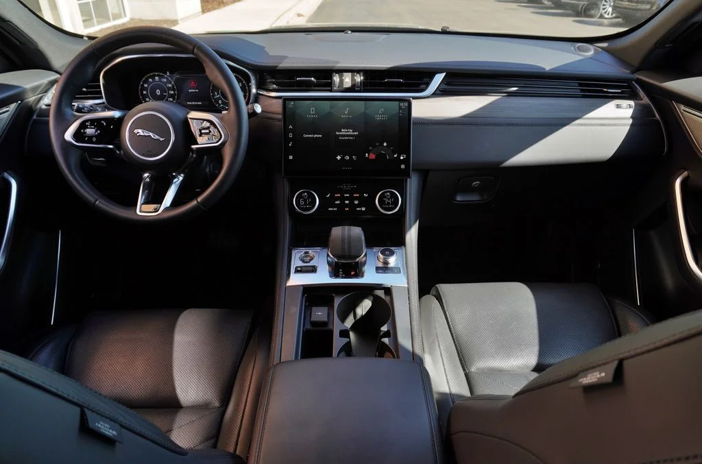 Used 2023  Jaguar P250 S image 9