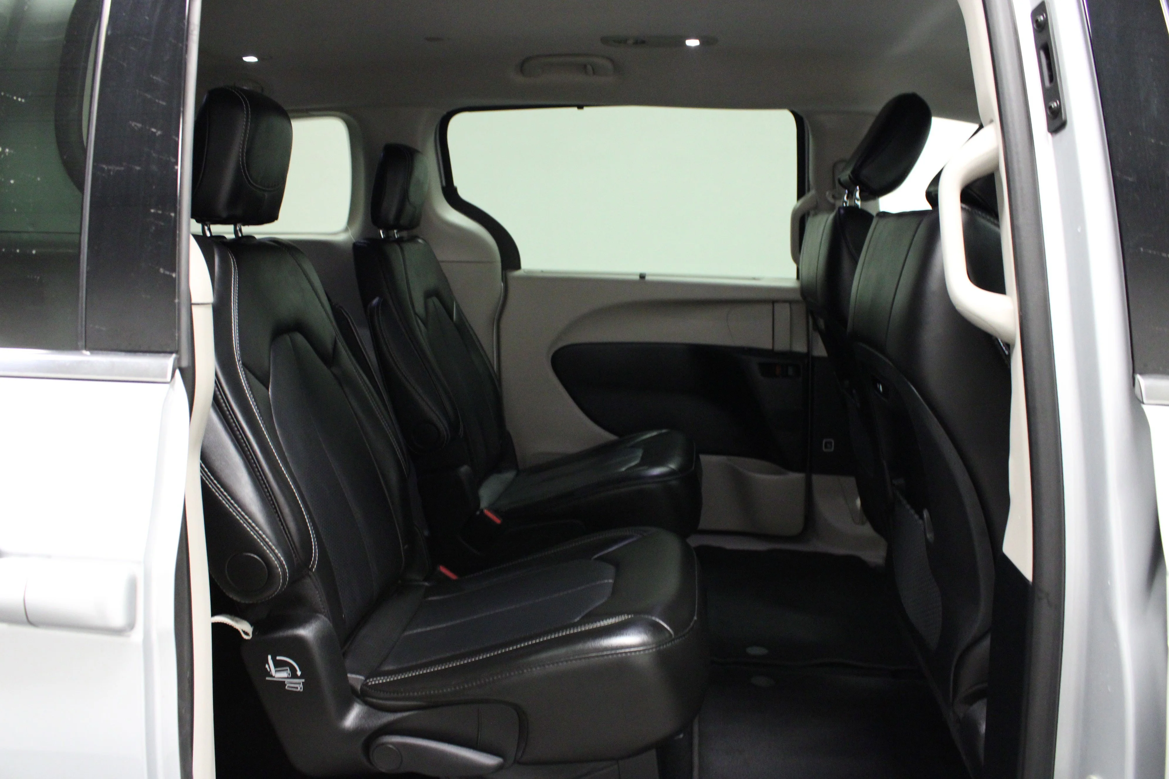Used 2024 Silver Mist Clearcoat Chrysler Touring L image 16