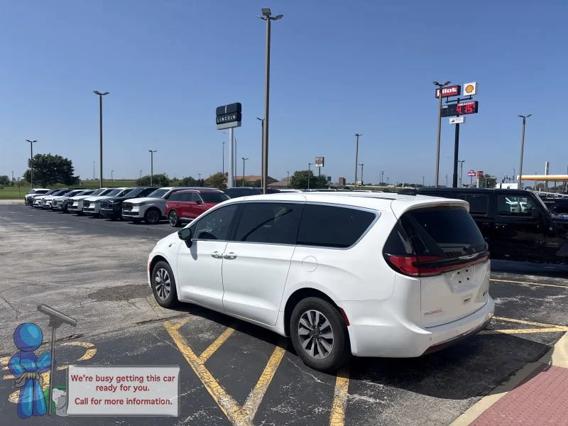 Used 2024 Bright White Clearcoat Chrysler Select image 3