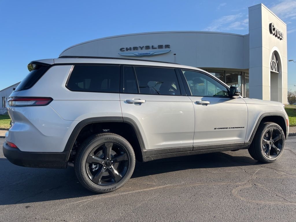 New 2025 Silver Zynith Exterior Paint Jeep Altitude X image 48