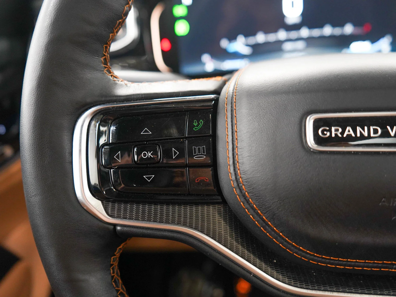 Used 2025 Diamond Black Crystal Pearlcoat Jeep Series III image 26