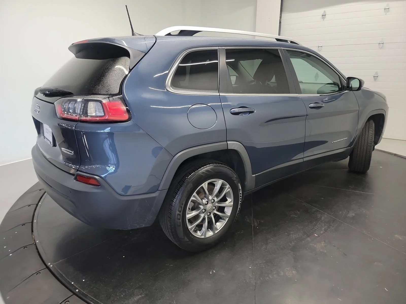 Used 2020 Slate Blue Pearlcoat Jeep Latitude Plus image 8