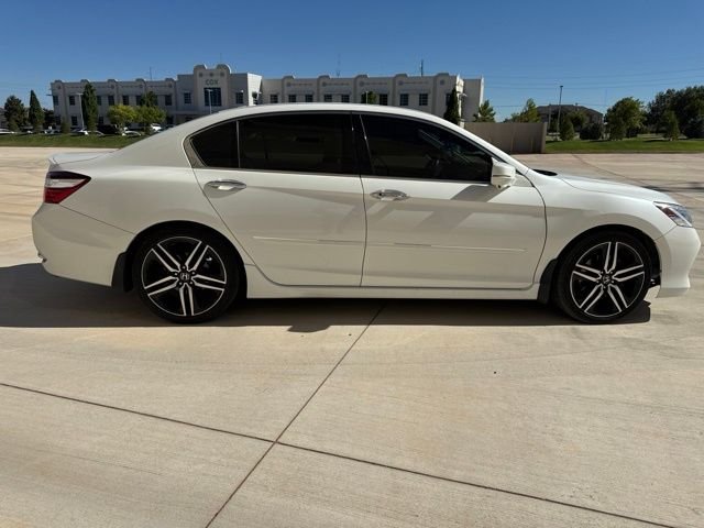 Used 2017 White Honda Touring image 4