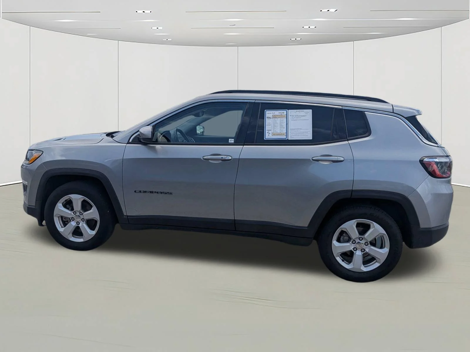 Used 2021  Jeep Latitude image 6
