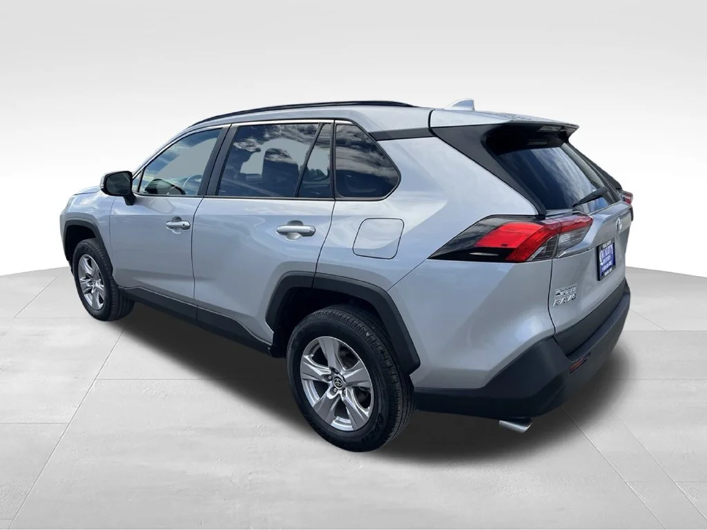 Used 2022 Silver Toyota XLE image 7