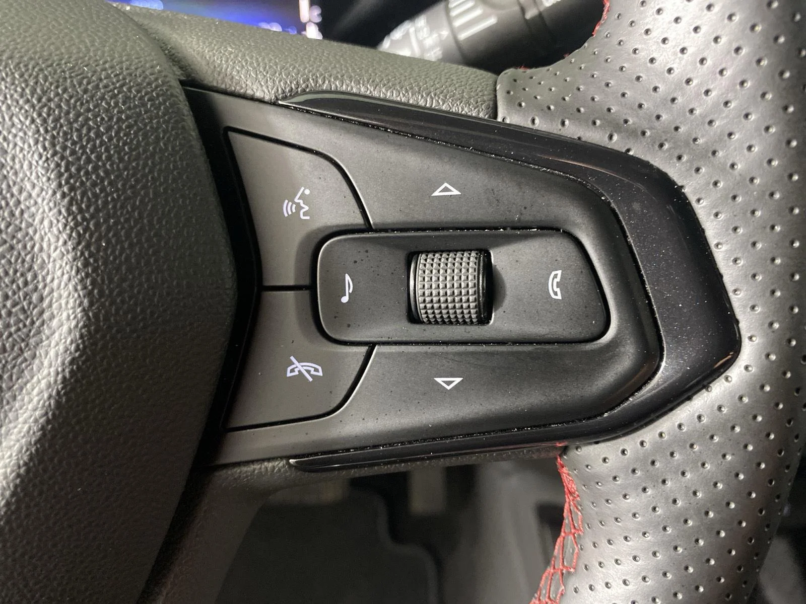 Used 2025 Iridescent Pearl Tricoat Chevrolet RS image 15