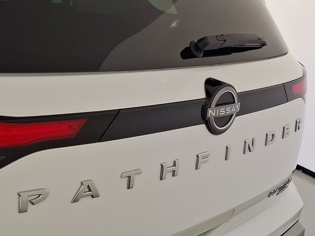 Used 2025 White Nissan Platinum image 36