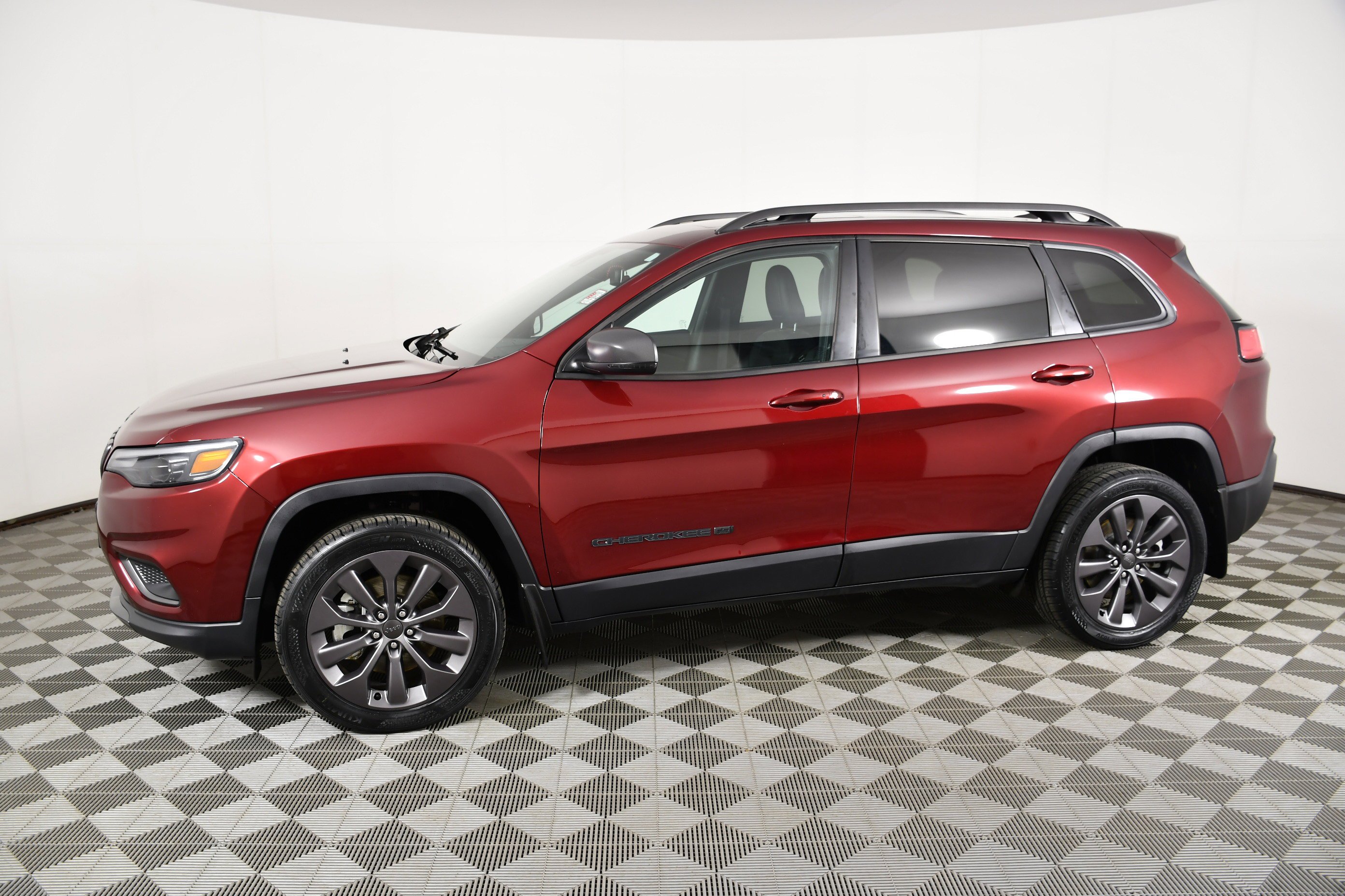 Used 2021 Velvet Red Pearlcoat Jeep 80th Anniversary image 9