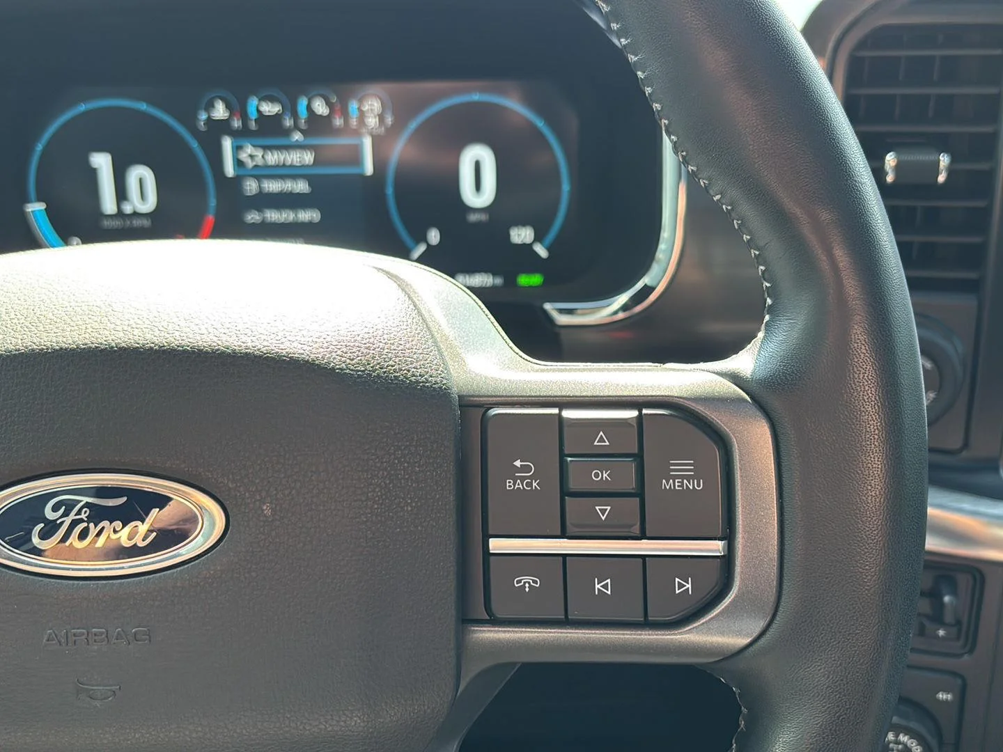 Used 2022 Star White Metallic Tri-Coat Ford LARIAT image 20