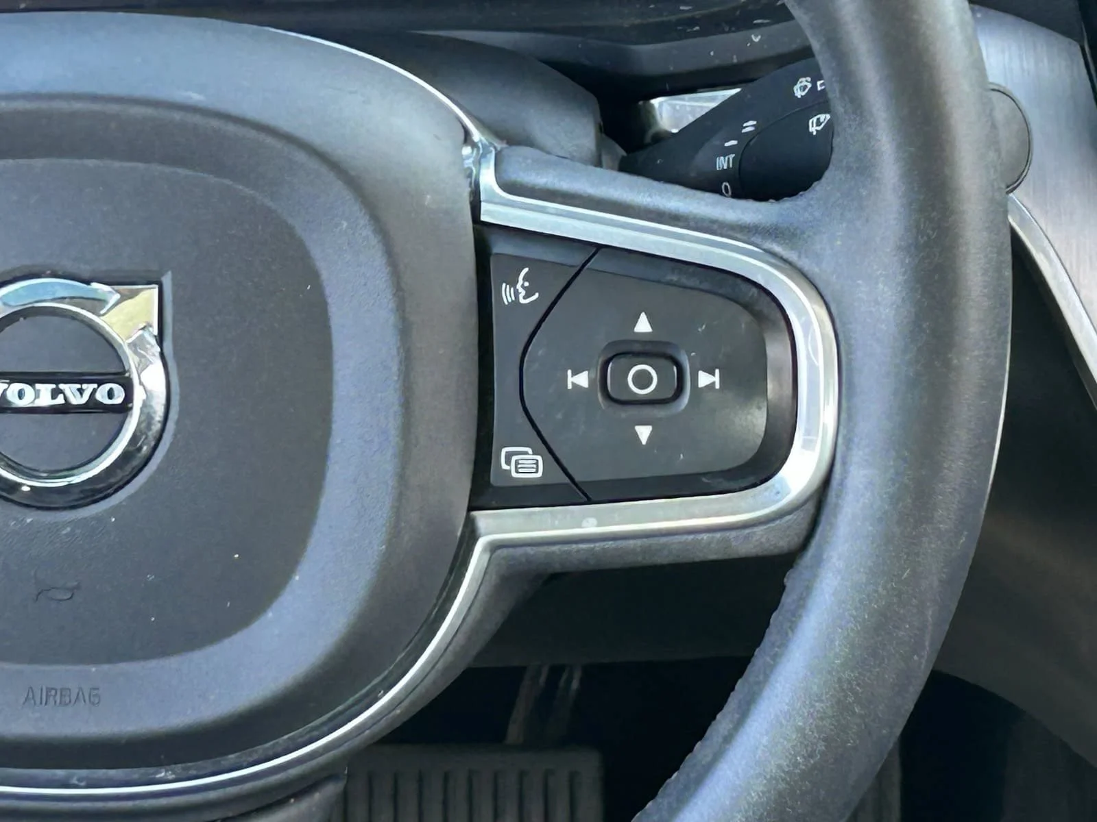 Used 2023 Platinum Grey Metallic Volvo Core Dark Theme image 26
