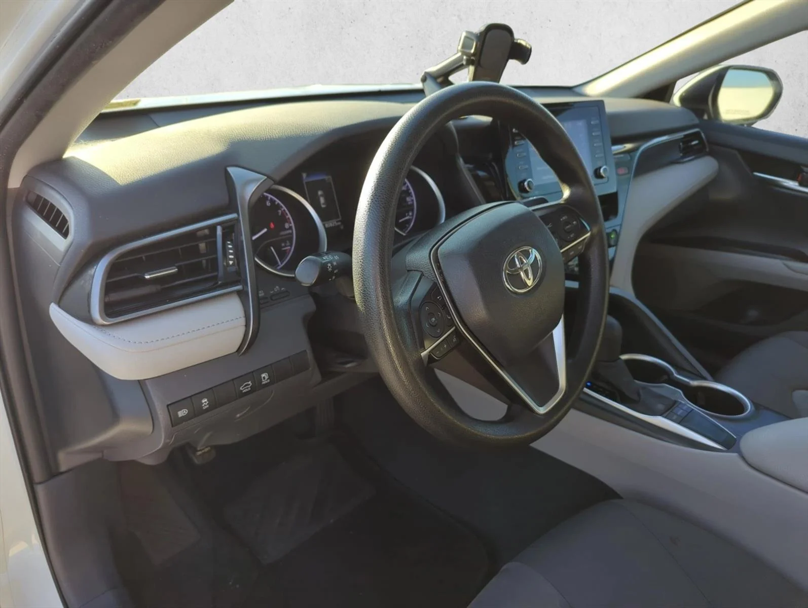 Used 2022 White Toyota LE image 12