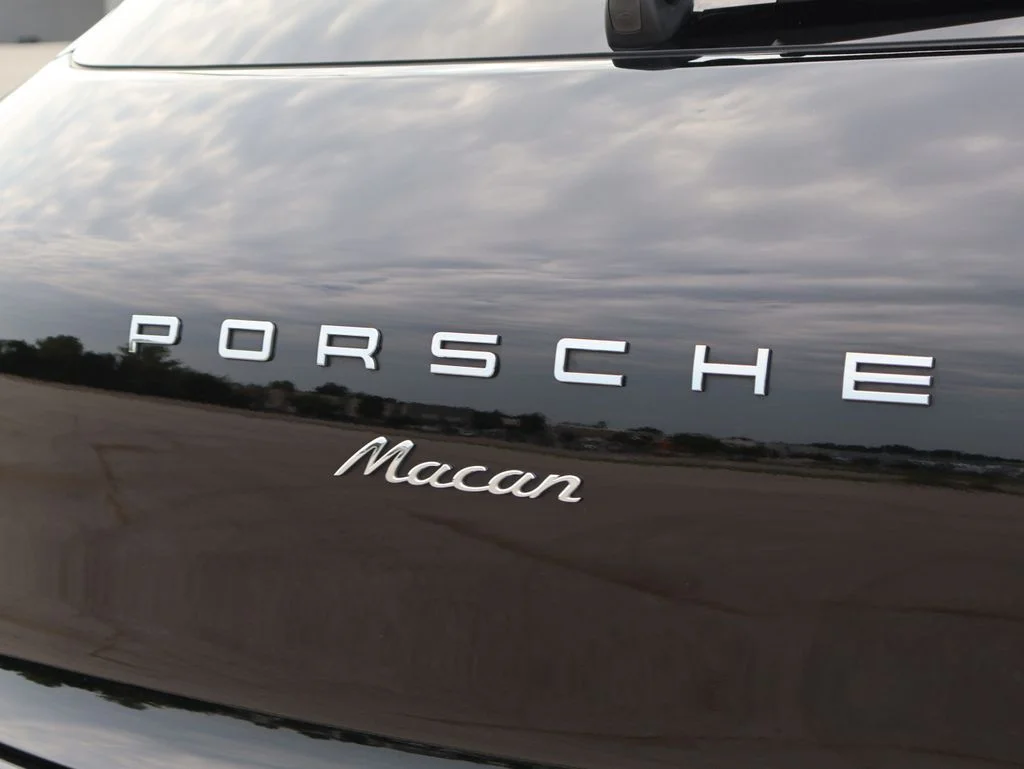 Used 2018  Porsche Base image 8