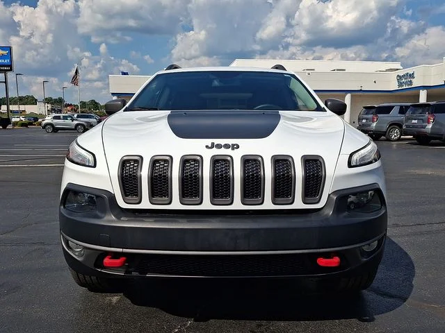 Used 2015 White Jeep Trailhawk image 2