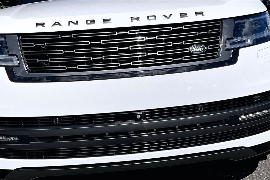 Used 2023 White Land Rover SE image 29