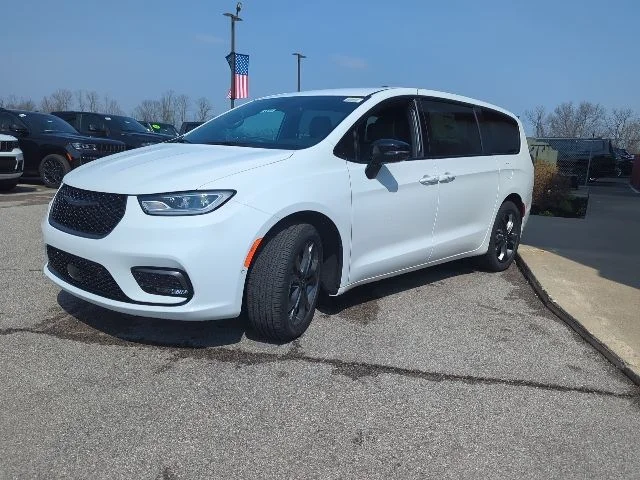New 2026 Bright White Clear-Coat Exterior Paint Chrysler Select image 4
