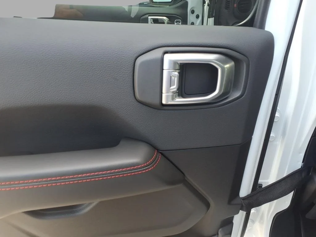 New 2026 Bright White Clear-Coat Exterior Paint Jeep Rubicon X image 6