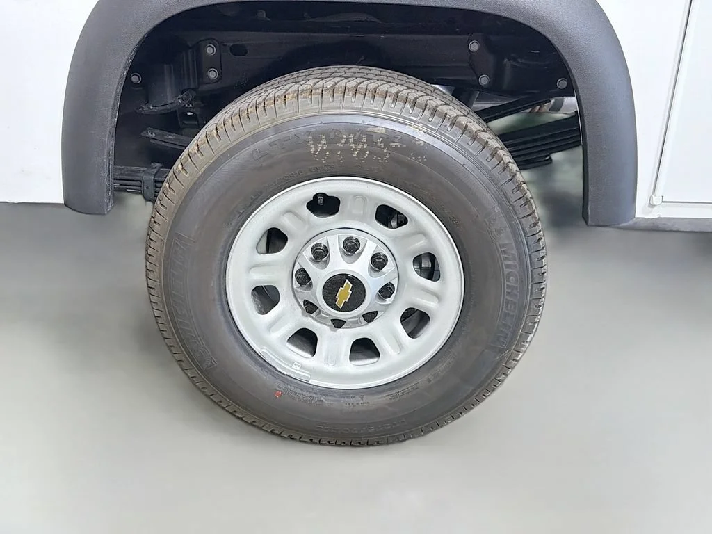 New 2026 Summit White Chevrolet WT image 27