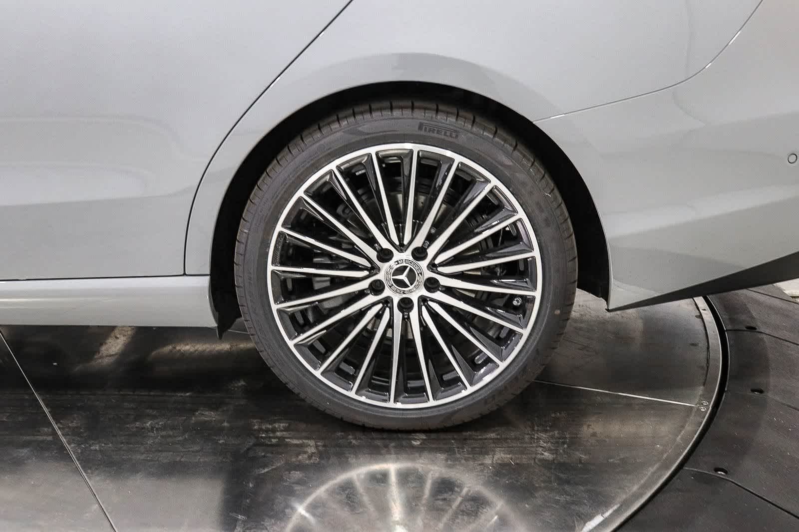 New 2026 MANUFAKTUR Alpine Grey Mercedes-Benz C 300 image 10