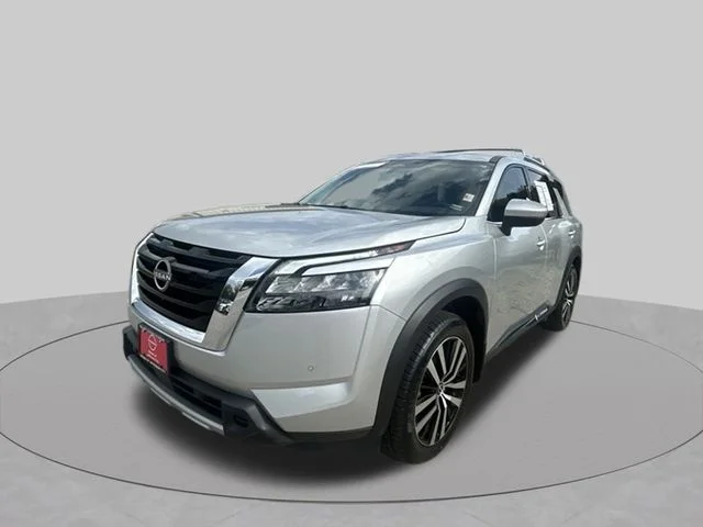 Used 2025 Silver Nissan Platinum image 10