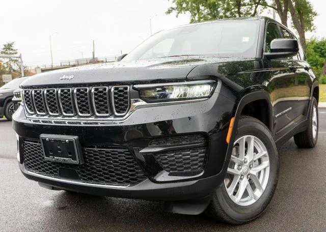 New 2026 Diamond Black Crystal Pearl-Coat Exterior Paint Jeep Laredo X image 1
