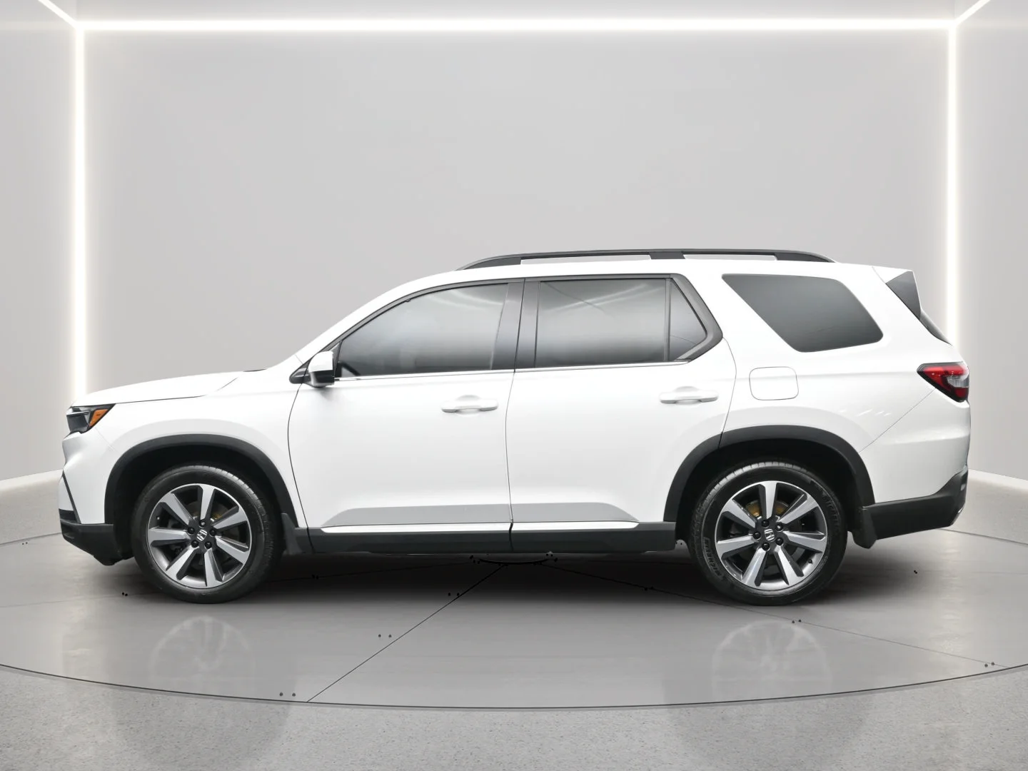 Used 2023 Platinum White Pearl Honda Touring image 3