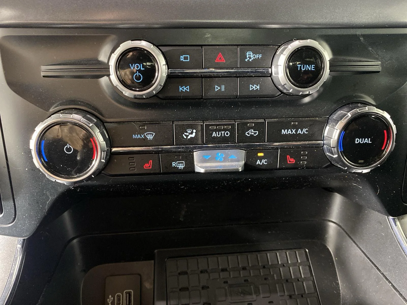 Used 2025 Oxford White Ford XLT image 21