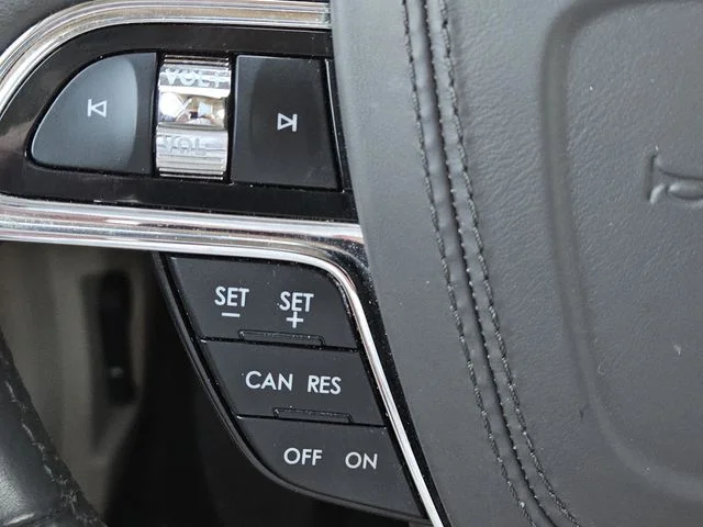 Used 2017 Sapphire Blue Metallic Lincoln Select image 18