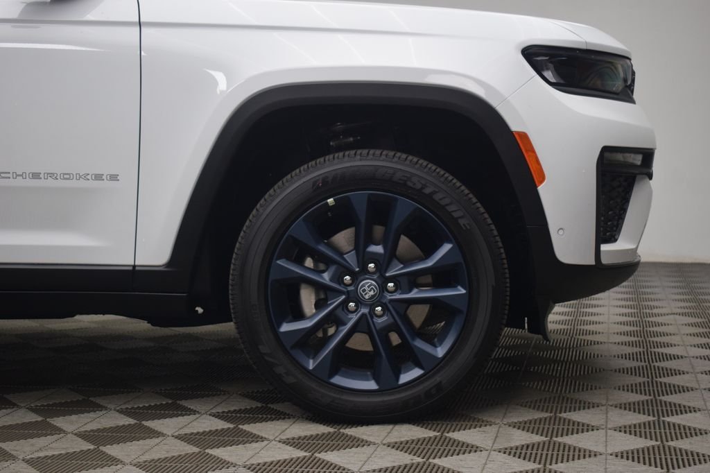 New 2026 Bright White Clear-Coat Exterior Paint Jeep Limited image 8