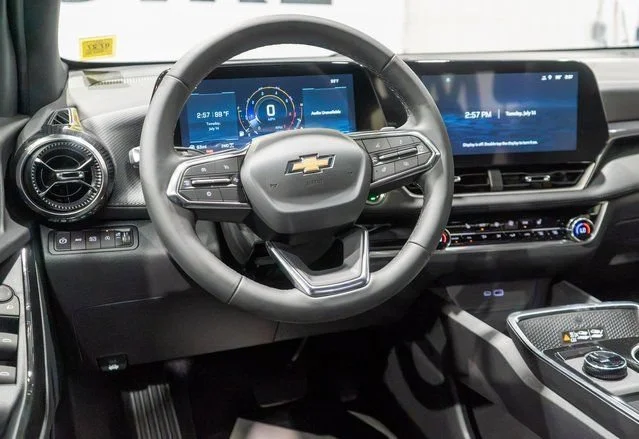 New 2027 Summit White Chevrolet LT image 12