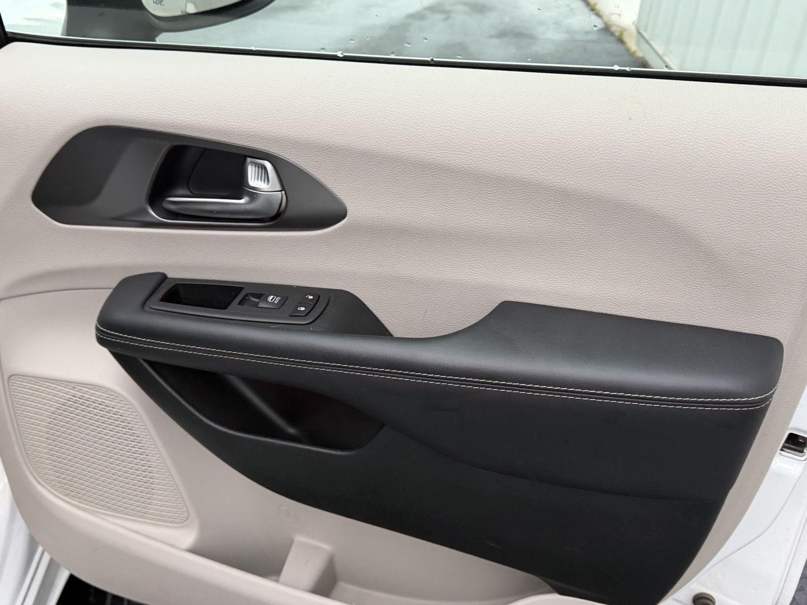 Used 2023 Bright White Clearcoat Chrysler Touring L image 31