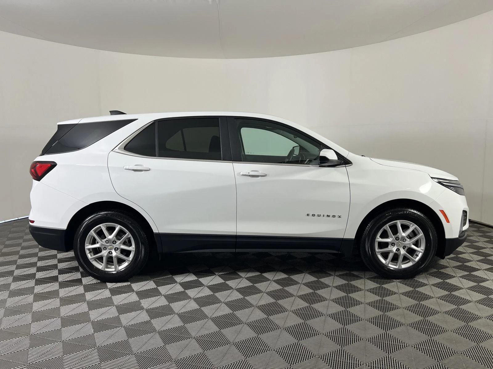 Used 2024 Summit White Chevrolet LT image 30