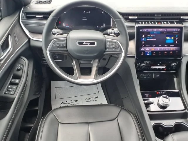 Used 2025  Jeep Limited image 4