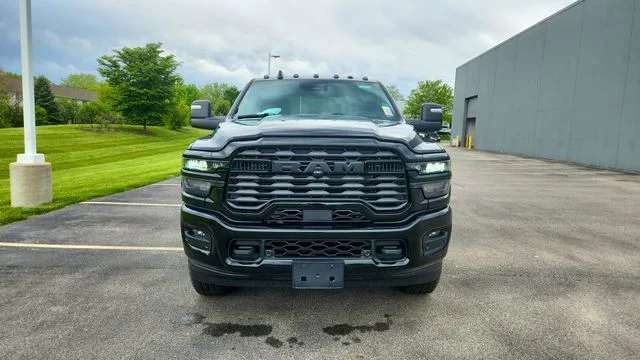 New 2026 Diamond Black Crystal Pearl-Coat Exterior Paint RAM Big Horn image 4