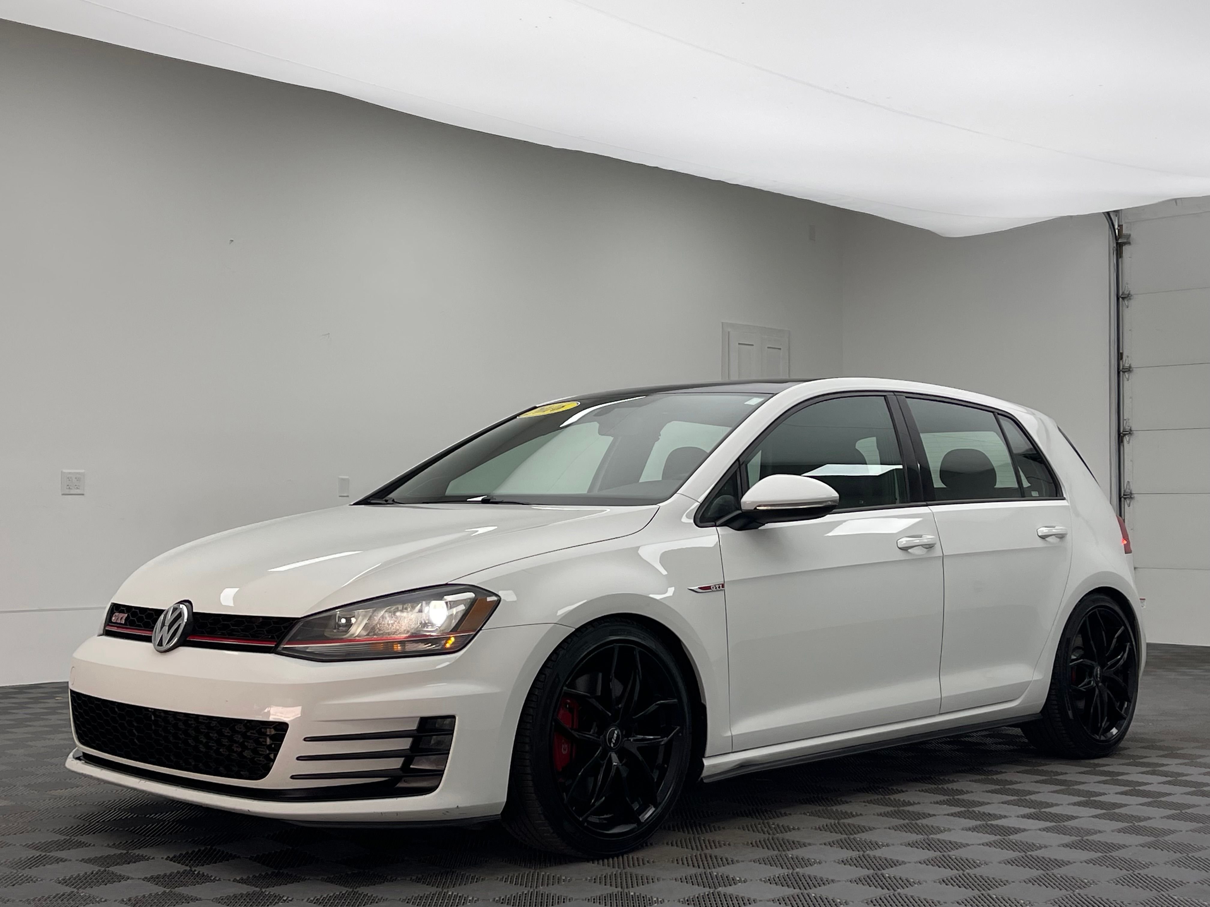 Used 2016 Pure White Volkswagen Autobahn image 2
